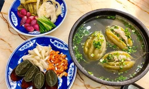Thịt thăn rửa sạch, xắt miếng. Trong khi đó, hành tím và tỏi bỏ vỏ, đập dập. Ảnh: cpcdn.