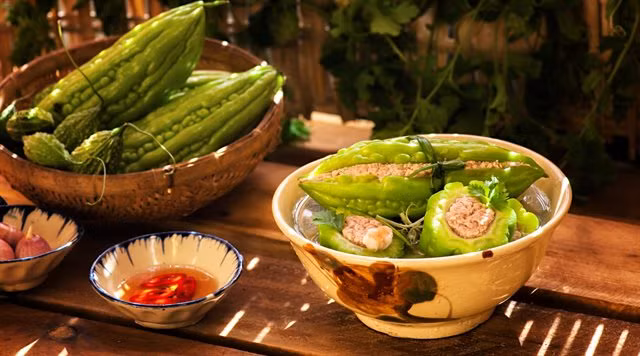 Cuối cùng, bạn nấu nước sôi và cho khổ qua nhồi thịt cùng nấm vào, vặn lửa nhỏ hầm cho đến khi khổ qua mềm hẳn. Ảnh: cooky.
