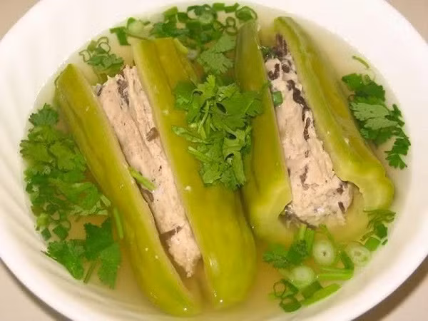 Đối với nấm mèo, bạn ngâm nước ấm rồi cắt bỏ gốc, xắt nhuyễn. Nấm rơm thì gọt phần gốc già bỏ đi và rửa sạch, để ráo. Ảnh: motthegioi.