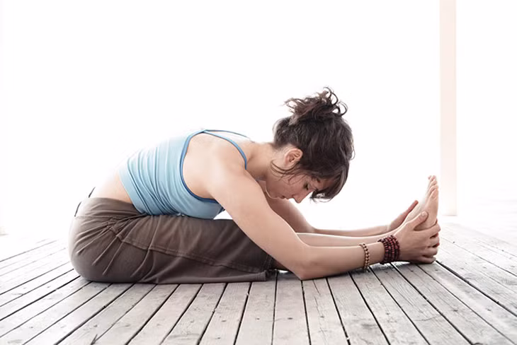 Tap ngay tu the yoga nay de giam mo bung nhanh nhat-Hinh-8