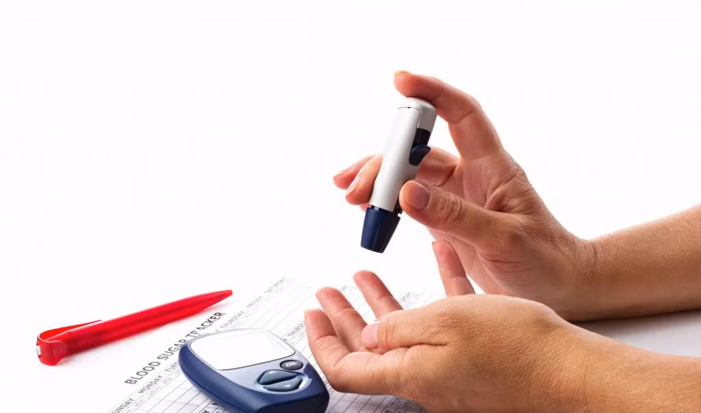 Lượng đường trong máu dư thừa không chỉ dẫn đến cơn đói mà còn có thể dẫn bạn đến kiệt sức, mệt mỏi cực độ. Đây chính là một trong những dấu hiệu của tiền tiểu đường. Ảnh: chamsocsuckhoe.