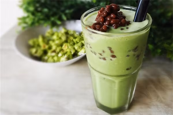  Uống trà sữa ngay sau khi ăn no sẽ khiến bạn bị đầy hơi khó tiêu, hoặc có thể gây rối loạn khả năng hấp thụ protein của cơ thể. Ảnh: huongnghiepaau.