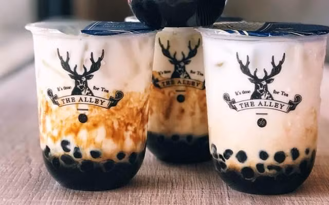 Thời điểm hoàn hảo để uống trà sữa mà không lo ảnh hưởng đến sức khỏe là sau bữa ăn 2 tiếng. Ảnh: googleusercontent.