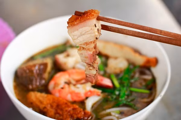 Khi ăn, bún được cho vào tô và được chan nước lèo thật nóng vào. Ảnh: cet.