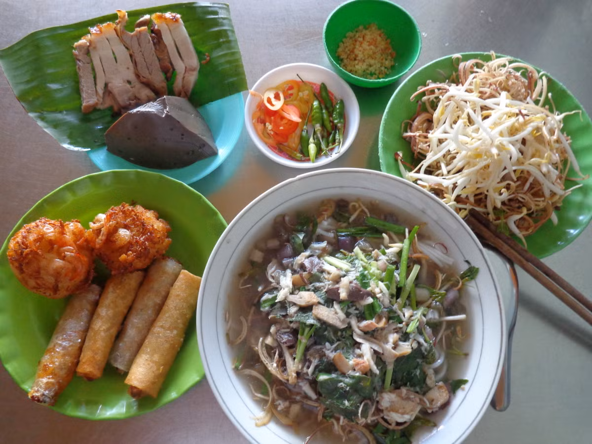 Phần nước lèo được nấu cho đến khi thịt mắm tan ra và lọc xương cẩn thận. Ảnh: dulichtravinh.