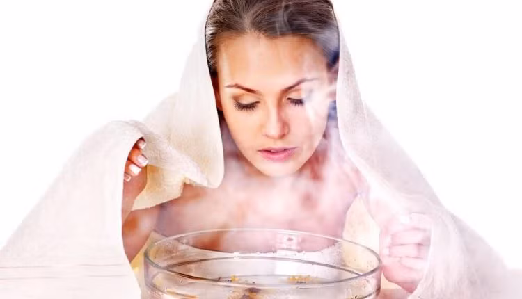 Để xông hơi thải độc da mặt, bạn cần đun nước xông mặt cùng với tinh dầu hoặc thảo dược. Ảnh: viknews.