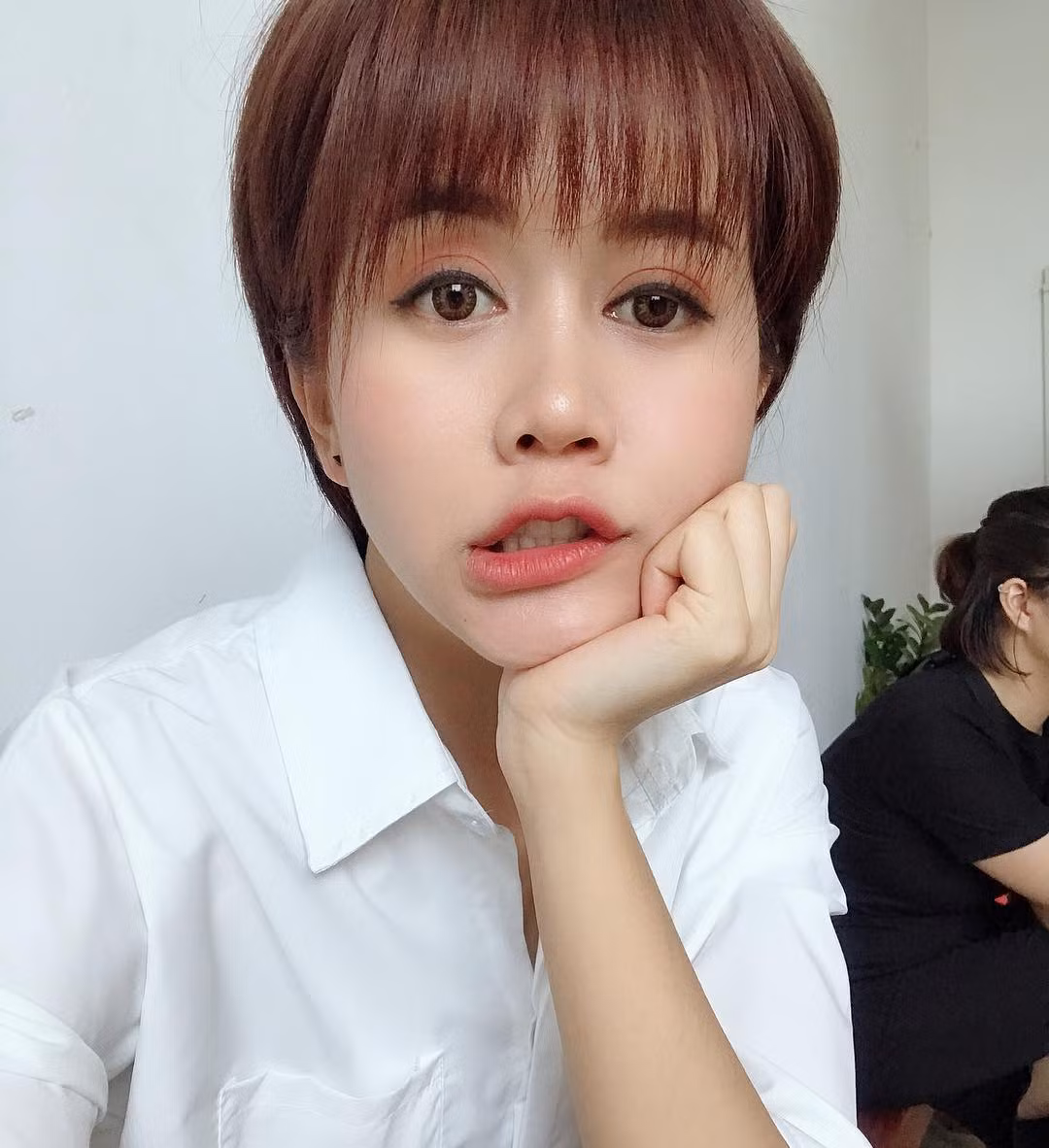 An Nguy vẫn cực kỳ đáng yêu với mái tóc ngắn củn thế này. Ảnh: pose.