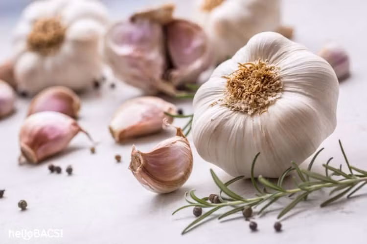 Tỏi có đặc tính kháng sinh, giàu lưu huỳnh, giúp thải độc tự nhiên hữu hiệu. Allicin trong tỏi có khả năng đẩy độc tố ra ngoài cơ thể. Ảnh: hellobacsi.