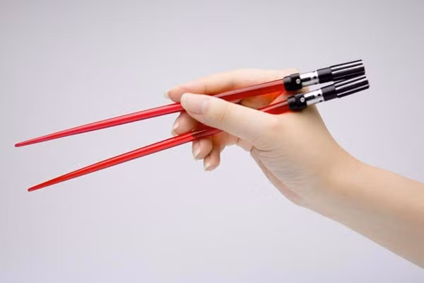 Thực tế, việc chà xát đũa khi rửa sẽ làm hỏng lớp bảo vệ bên ngoài của đũa, vô tình tạo ra những vết nứt nhỏ, khiến đũa dễ trở thành môi trường cho các vi sinh vật sản sinh. Ảnh: thieunien.