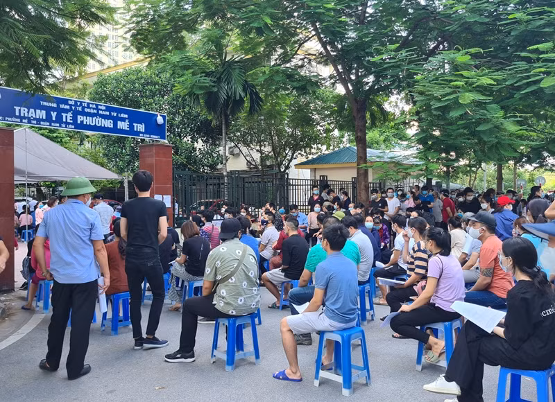 Hà Nội: Người dân chen chúc chờ tiêm vắc xin phòng COVID-19 Ha Noi: Nguoi dan chen chuc cho tiem vac xin phong COVID-19