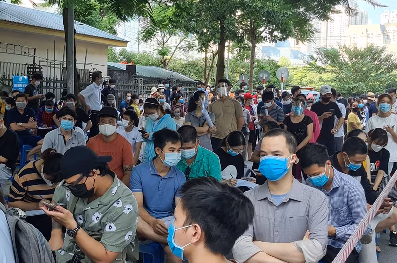 Dù đeo khẩu trang, song nhiều người đến tiêm vắc xin phòng COVID-19 không đảm bảo khoảng cách phòng dịch theo quy định.