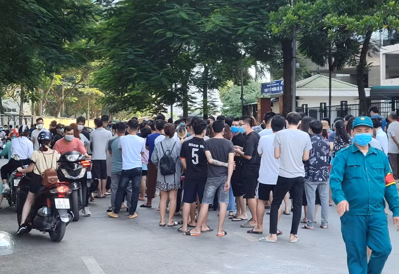 Khi thấy phóng viên ghi nhận, lực lượng chức năng ở đây lớn tiếng “không quay phim, chụp ảnh” dù khu vực tiêm chủng không đặt biển cấm.