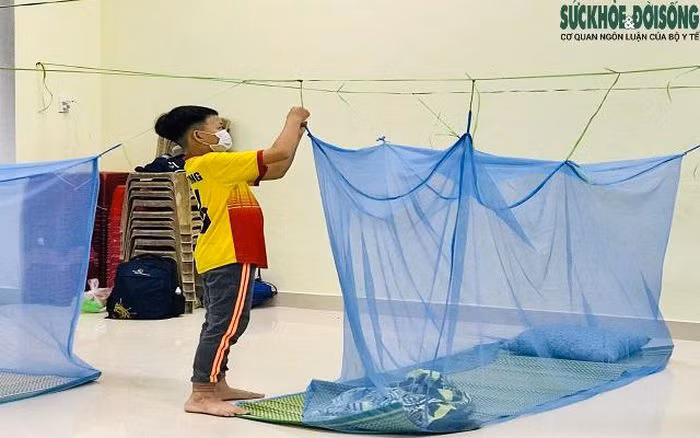 Từ sự hướng dẫn của thầy cô, các em học sinh đã quen dần với cuộc sống những ngày xa ba mẹ...