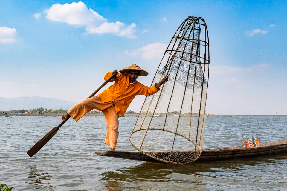 Lưới ma hay các ngư cụ ma cũng góp phần không nhỏ trong cuộc khủng hoảng nhựa đại dương. Hầu hết lưới hiện đại làm từ nylon hoặc hợp chất nhựa có thể tồn tại hàng thế kỷ. Cách đây 50, 60 năm, lưới thường được làm từ sợi gai dầu hoặc bông nên có thể phân hủy sinh học. Ảnh: Westernd61.