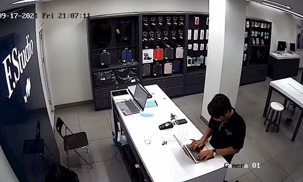 Nhan vien FPT Shop Lang Ha nghi danh cap thong tin khach hang: Vi pham phap luat sao?
