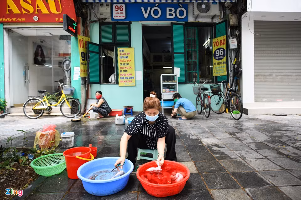 10h sáng, bà Mai Hương túc tắc chuẩn bị nguyên liệu cho quán ăn của mình. Vó bò Hòa Mã là địa chỉ được những người sành nhậu ở Hà Nội biết tới. Trước dịch, quán luôn cũng đông đúc, có ngày bà Hương làm việc liên tục từ 9h tới 23h.