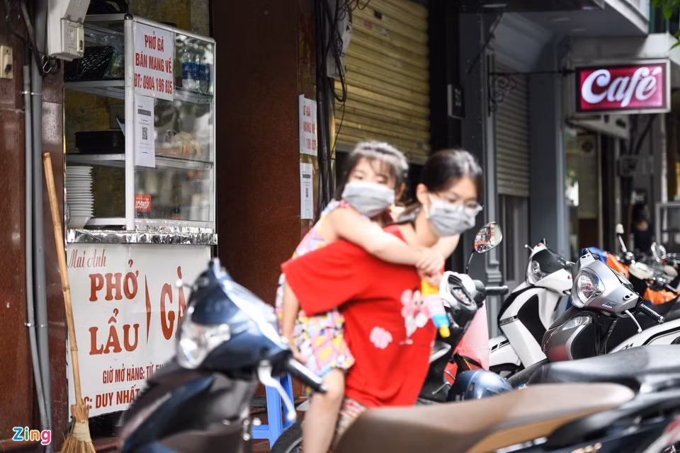 Tại tiệm phở gà Mai Anh trên phố Lê Văn Hưu không còn cảnh đông đúc khách hàng như trước dịch.