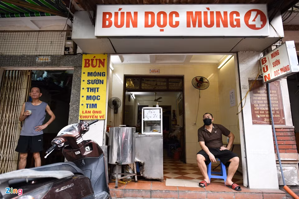 12h, quán bún móng sườn trên phố Hòe Nhai vắng khách. Anh Đức Hiếu (chủ quán) kéo ghế ngồi trước cửa nghỉ ngơi. Trước dịch, tầm giờ này anh cùng mẹ bán hàng không xuể, việc quá giờ cơm trưa là chuyện thường thấy.