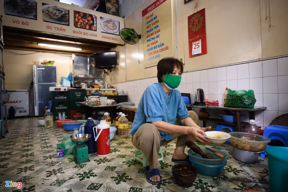 Phía trong nhà, bàn ghế vẫn được cất gọn mấy tháng nay. Từ khi Hà Nội hết giãn cách, quán bà Hương chỉ làm việc tới khoảng 18h là hết khách.
