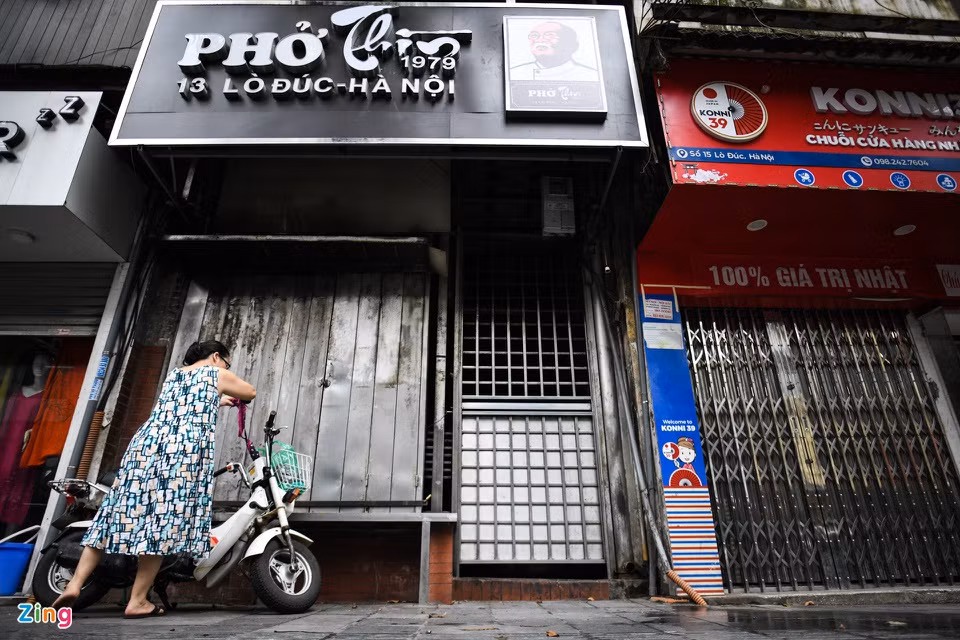Giống như nhiều tiệm ăn nổi tiếng trên phố cổ khác, phở Thìn 13 Lò Đúc không chọn hình thức bán cho khách mang về mà tiếp tục đóng cửa.