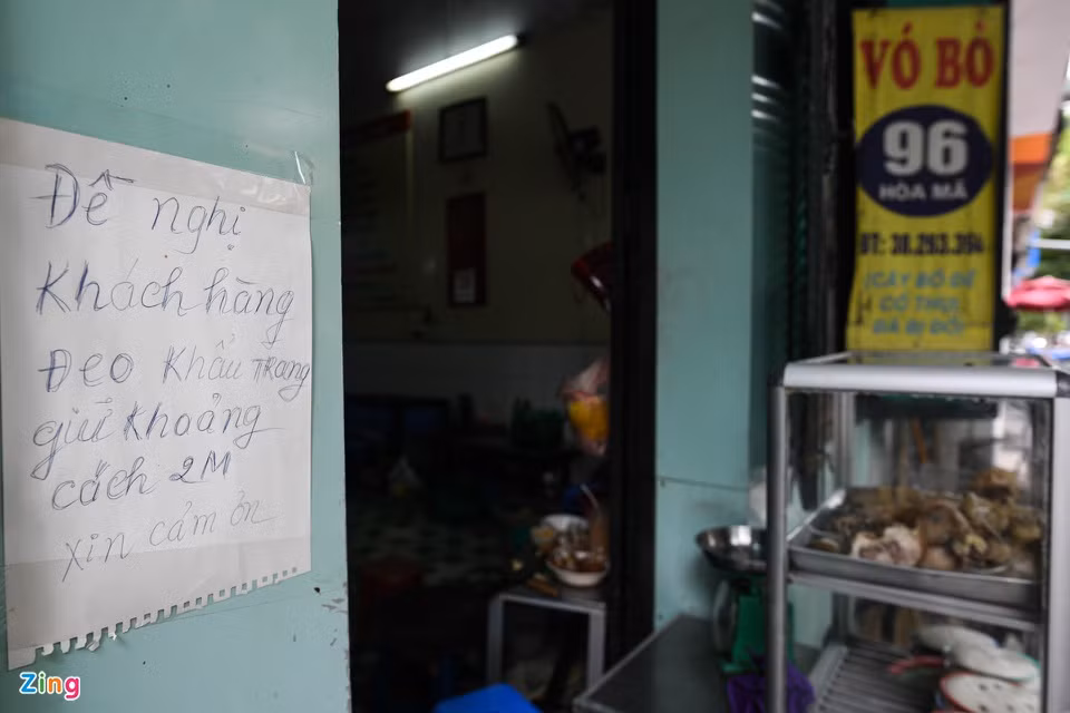 "Khách nhậu chuộng đồ ăn nóng hổi, ngồi tại quán khi nào cũng có không khí hơn. Vậy nên khi chuyển qua bán mang về, lượng khách nhà tôi cũng giảm đi một nửa", chủ quán ăn có thâm niên gần 40 năm nói.