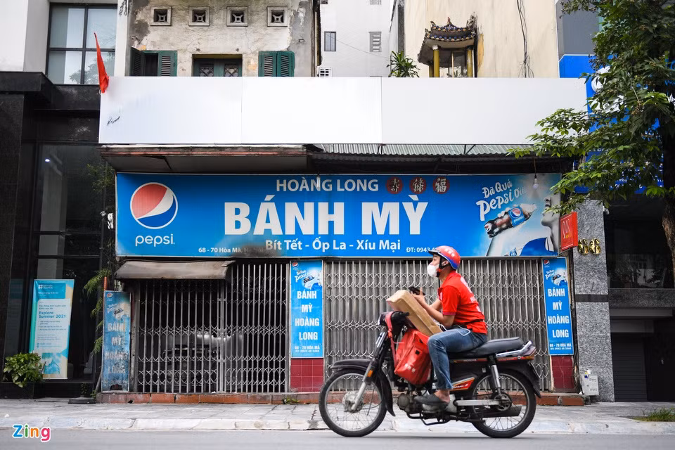 Cùng nằm trên con phố Hòa Mã, tiệm bánh mì bít tết Hoàng Long vẫn đóng cửa im lìm. Trước dịch, đây cũng là địa điểm ăn trưa được nhiều người yêu thích. Ngoài bán tại chỗ, quán còn bán mang về. Tuy nhiên sau khi Hà Nội nới lỏng giãn cách, quán vẫn trong cảnh cửa đóng then cài.