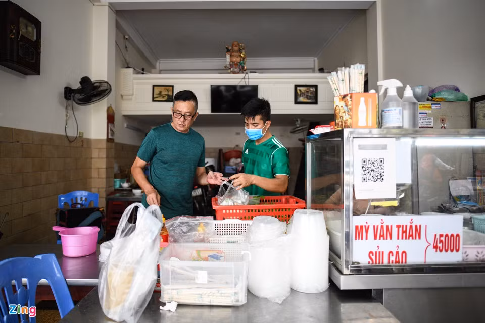 "Quán tôi bán ăn tại chỗ là chủ yếu. Trước kia phố xá nhộn nhịp, khách Tây, khách ta lui tới đủ cả. Giờ vắng khách rồi, ai ăn quen thì qua mua mang về hoặc gọi điện thì chúng tôi giao tới", chủ quán nói.