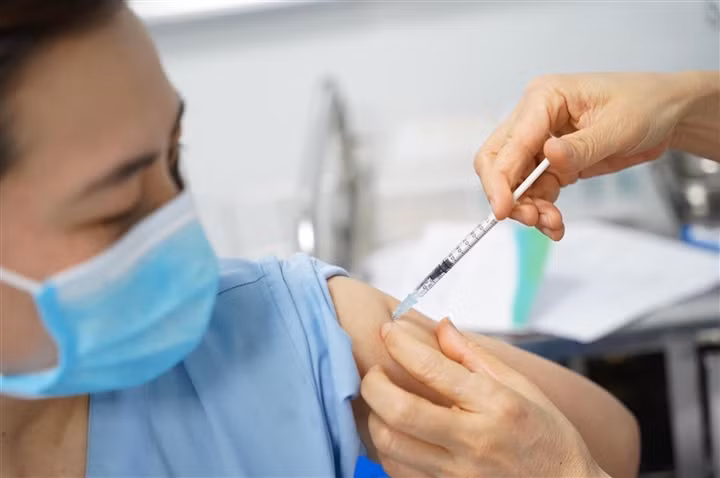 Vắc xin phòng COVID-19: Mũi 1, mũi 2 tiêm nơi khác nhau được không? Vac xin phong COVID-19: Mui 1, mui 2 tiem noi khac nhau duoc khong?