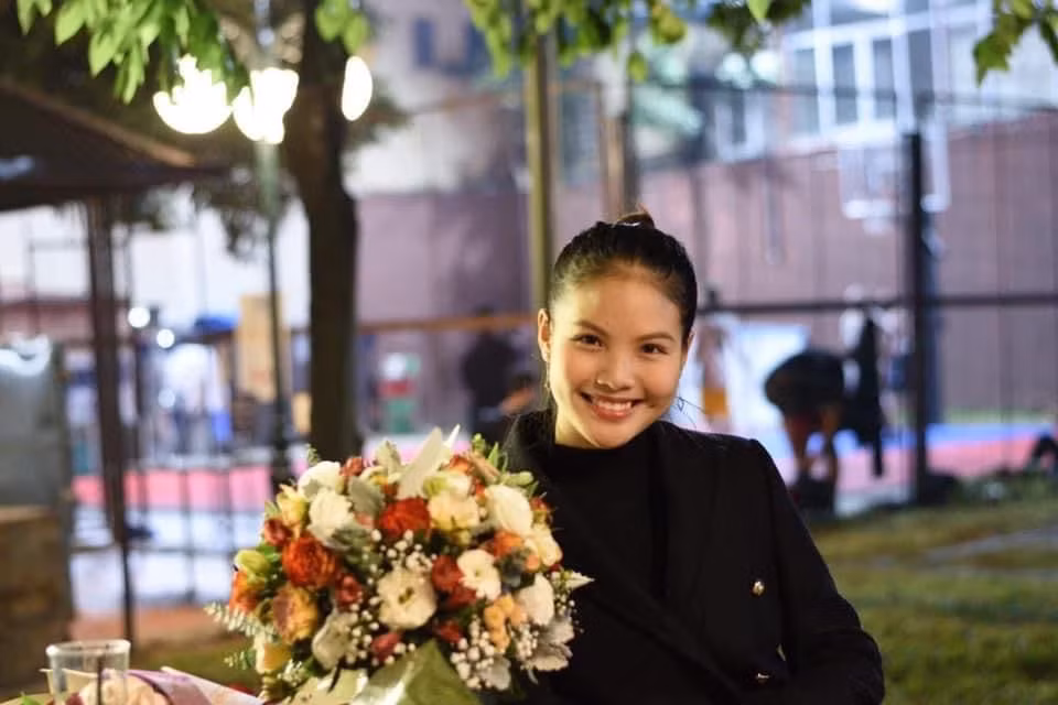 Thời điểm mới kết hôn, Khánh Linh từng gặp không ít mâu thuẫn với mẹ chồng. Lý do từng được Chí Anh tiết lộ trên sóng truyền hình: "Vì mẹ chỉ có một mình tôi nên trong mắt bà tôi là tất cả. Chính vì thế lúc mới cưới, xung khắc mẹ chồng - nàng dâu xảy ra cũng là bình thường. Những lúc như thế tôi là người đứng giữa, dù khó xử như thế nào vẫn phải kiên định lập trường không bênh ai cả mà phải lựa lời nói chuyện với từng người".