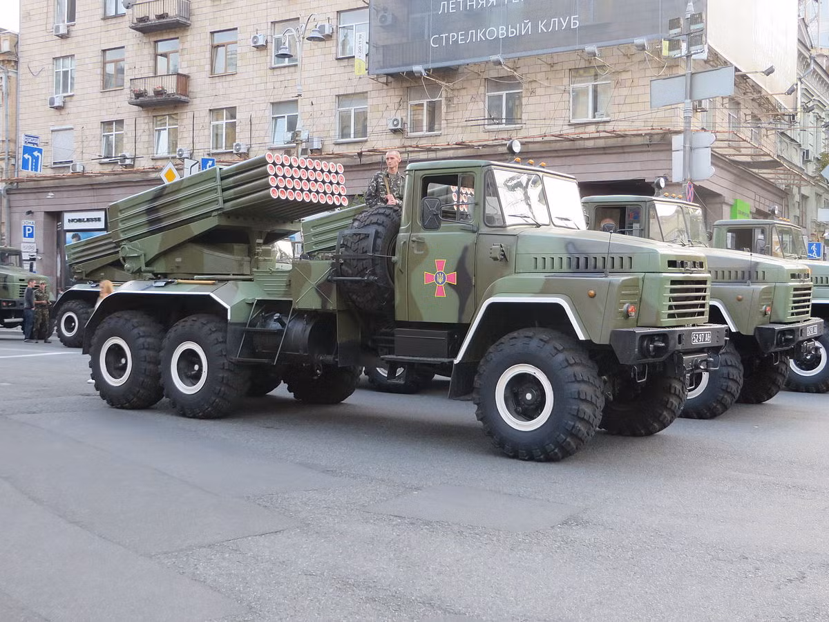 Trong ảnh là phiên bản pháo phản lực phóng loạt BM-21U Bastion-1 do Ukraine phát triển với tầm bắn tăng lên 40km, trang bị thêm hệ thống định vị vệ tinh, thay đổi khung gầm xe sang loại KrAZ-6322. Nguồn ảnh: Wikipedia