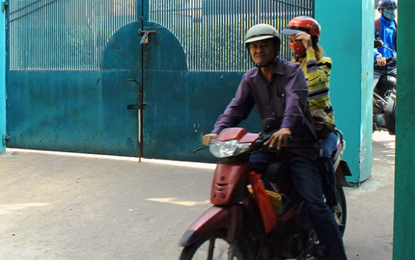 Ông Liêm chở chị Vân đến Trung tâm nuôi dưỡng bảo trợ trẻ em Tam Bình để thăm bé trai nhưng không được - Ảnh: Hải Hiếu