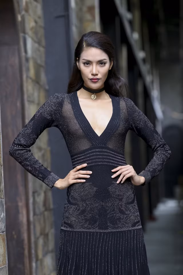 Lòng môi đánh tím với lớp viền môi được làm nổi bật với gam màu tối hài hòa, tạo nên điểm đặc biệt, khẳng định vị trí giám khảo quyền lực của Lan Khuê khi tham gia chương trình The Face.