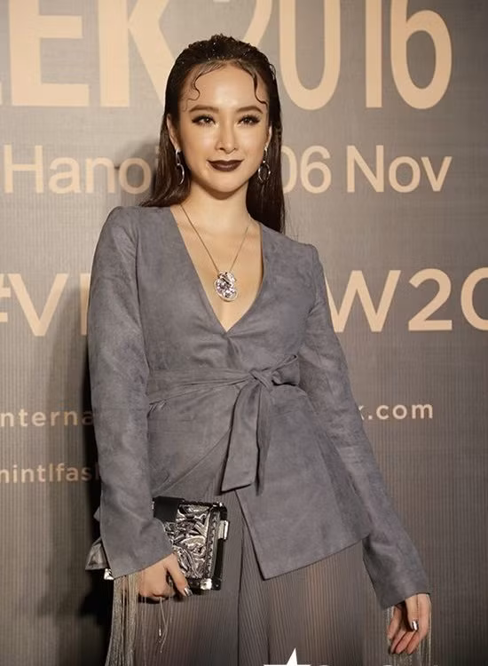 Angela Phương Trinh trở nên bí ẩn, khác lạ hơn hẳn so với vẻ ngoài sexy hấp dẫn thường thấy khi dùng son môi trầm.
