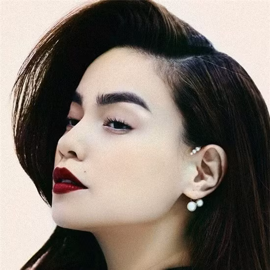 Hồ Ngọc Hà cũng xinh đẹp cá tính hơn hẳn khi dùng son môi thâm.