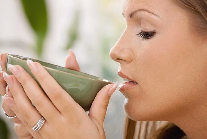 Cách thứ hai là hòa dầu dừa vào nước canh hoặc nước ấm để uống mỗi ngày. Ảnh: Pinterest.