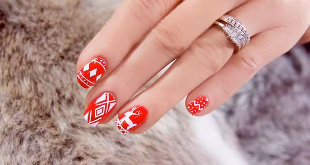 Hãy cùng Khỏe Plus 24h chiêm ngưỡng và ngắm trọn bộ những mẫu sơn móng tay phong cách Noel nổi bật nhất năm 2016.