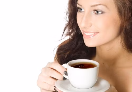 Lưu ý khi sử dụng trà đen: mặc dù tốt cho hệ tiêu hóa nhưng bạn không nên uống ngay sau khi ăn mà hãy uống sau khoảng 1 tiếng. Ảnh: Làm mẹ.