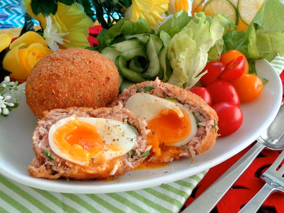Thịt bọc trứng chiên. Ảnh: Facebook Lam Anh Dao. Nguyên liệu cần chuẩn bị: 100 gr khoai tây, 200 gr thịt heo xay, 5 quả trứng gà, 2 chén bột chiên xù, 1/2 chén bột mì, dầu hào, bột nêm, tiêu, hành lá. Các bước chi tiết cách làm thịt bọc trứng chiên.