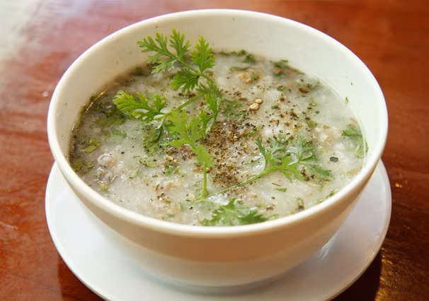 Cách 2: Nấu cháo hạt mùi cùng với gạo lứt hoặc gạo nếp để ăn. Ảnh: Sổ tay y học.