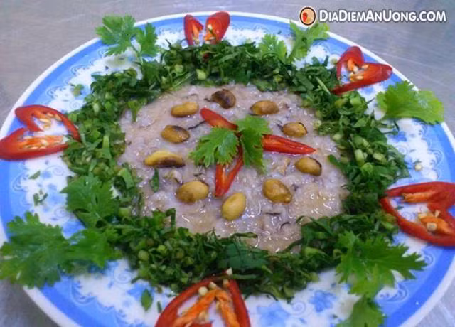 Tiết cua chế biến khá kỳ công. Đầu tiên người ta luộc sơ 2-3 con cua cùng rượu, gỡ lấy thịt và gạch cua cho vào đĩa để nguội, rồi trộn với gia vị, thêm ít ngò gai, tía tô, rau húng xắt nhuyễn và lá quế cho vừa miệng làm nhân. Ảnh: Địa điểm ăn uống.