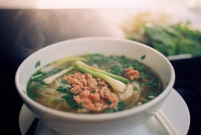 Phở nóng buổi sáng, đặc biệt là phở gà nóng là lựa chọn tuyệt vời để làm ấm cơ thể và giữ nhiệt vào buổi sáng ngày rét đậm. Ảnh: Món ngon Hà Nội.