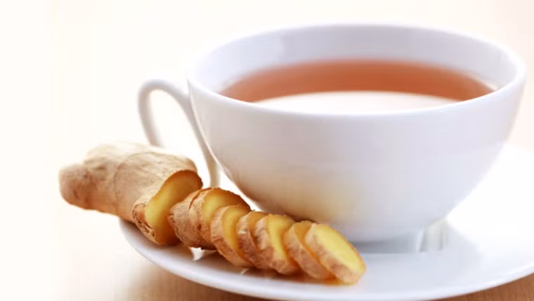 Kèm với bánh mì bạn có thể pha thật nhanh một ly trà gừng bốc khói để nhâm nhi làm ấm bụng trước giờ đi làm. Ảnh: Khỏe khỏe.