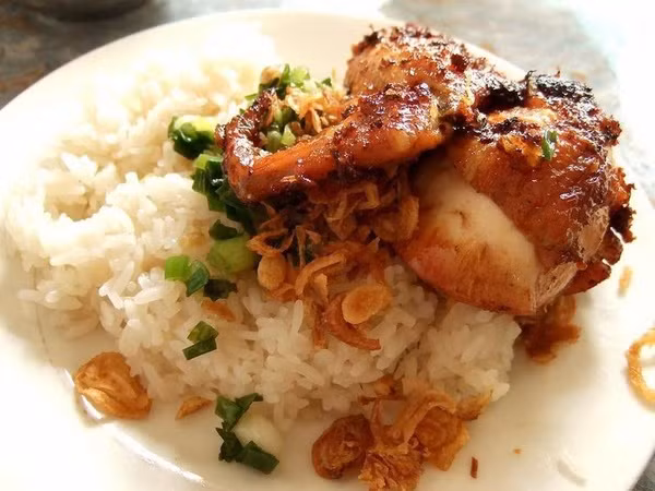 Cơm nếp nấu nồi cơm điện ăn kèm gà rán, thịt rang có sẵn còn lại từ bữa tối hoặc chút muối lạc cũng là lựa chọn tuyệt vời. Ảnh: Món ngon mỗi ngày.