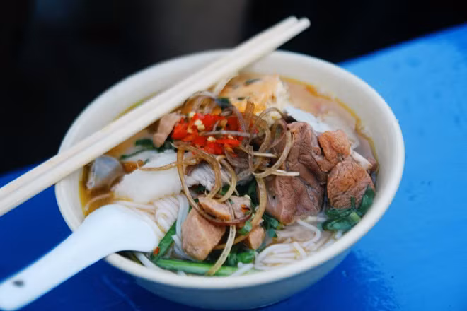 Tại chợ nổi Trà Ôn món ăn đặc sản miền Tây nổi tiếng bún bò viên ăn kèm với rau chuối chính là món tuyệt ngon bạn không nên bỏ lỡ. Ảnh: Đặc sản miền Tây. 