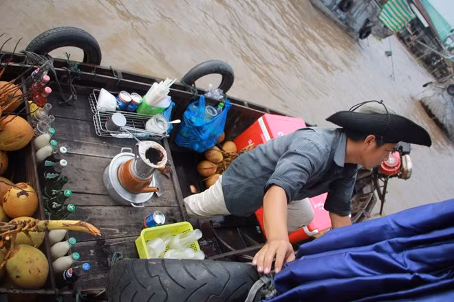 Ngồi trên một chiếc thuyền nổi, thưởng thức một cốc cà phê rang xay thơm lừng vào buổi sáng là một trải nghiệm khó tả. Ảnh: Món ngon Cần Thơ.
