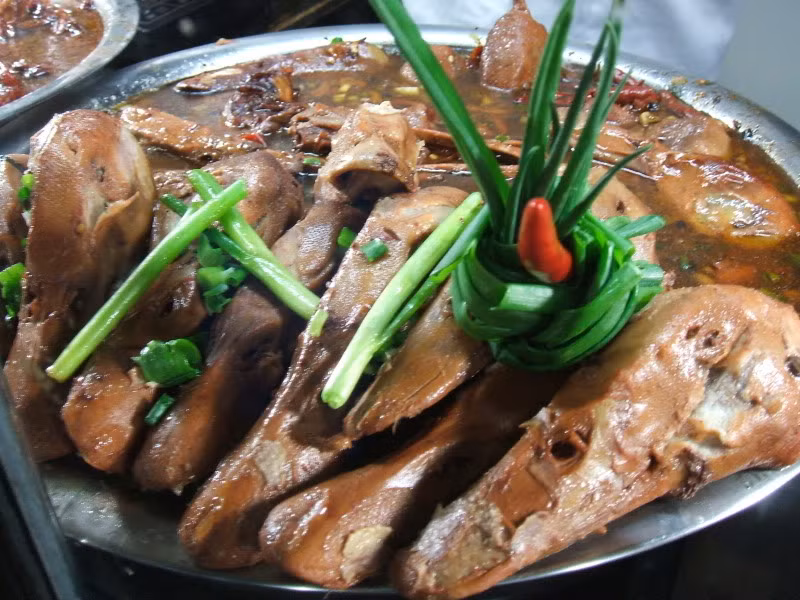 Đầu vịt thường được hầm nhừ cùng hơn 30 loại gia vị, thảo mộc khác nhau và bột lúa mạch nên có hương vị thơm ngon hấp dẫn. Ảnh: Goats on the road.