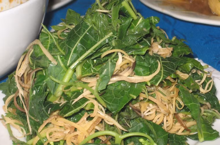 Món rau rừng đồ được chế biến từ nhiều loại rau có vị đắng, chát khác nhau như rau mơ, rau lang rừng, rau tía tô, lá lốt, cà rừng, hoa và thân chuối rừng non thái mỏng, ngọn và lá đu đủ bánh tẻ cùng những hoa đu đủ đực. Ảnh: Đặc sản Tây Bắc.