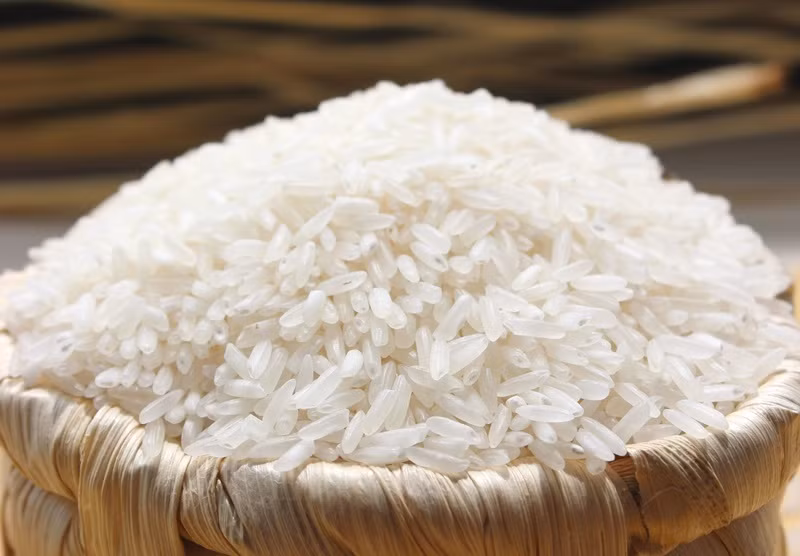 Gạo tẻ có vị ngọt, tính mát. Công dụng của gạo tẻ khá nhiều, nó giúp điều hòa tì vị, lợi tiểu, trị được chứng đi phân lỏng hoặc tả lỵ.