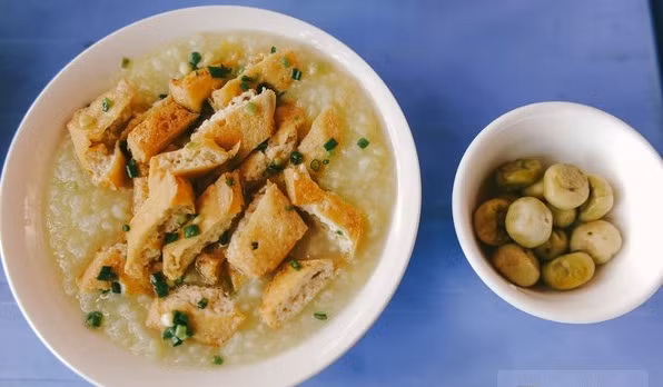 Cháo đậu phụ cà muối: Món cháo độc đáo này đúng như cái tên của nó vì bao gồm cháo trắng, đậu phụ và cà muối ăn kèm nhau.