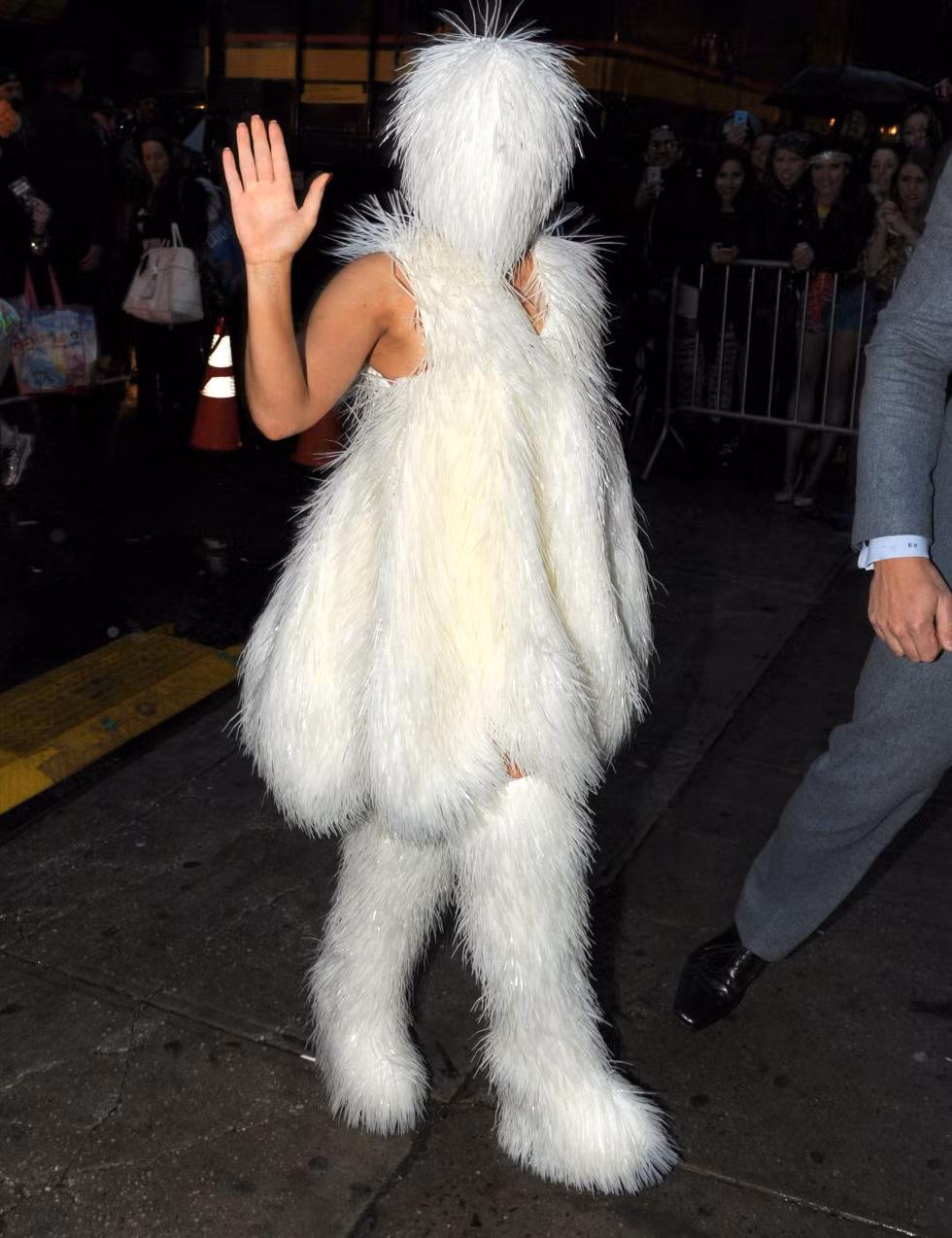 Hãy cũng chiêm ngưỡng những bộ trang phục quái dị khác có một không hai của Lady Gaga. Nguồn ảnh: Getty, Pinterest.
